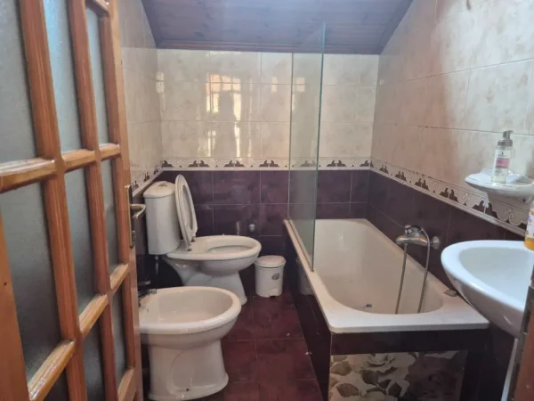 Tirane, jepet me qera Vile 3+1 , 200 m² 1.500 € (rruga e dibres)