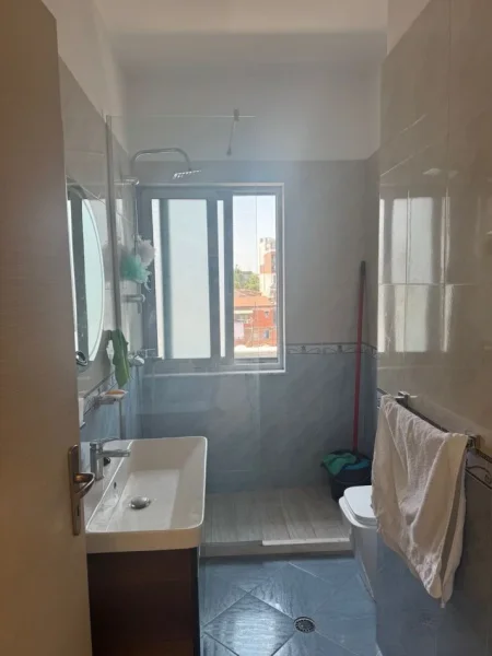 Tirane, jepet me qera apartament 2+1 Kati 5, 90 m² 650 € (rrga e dibres)