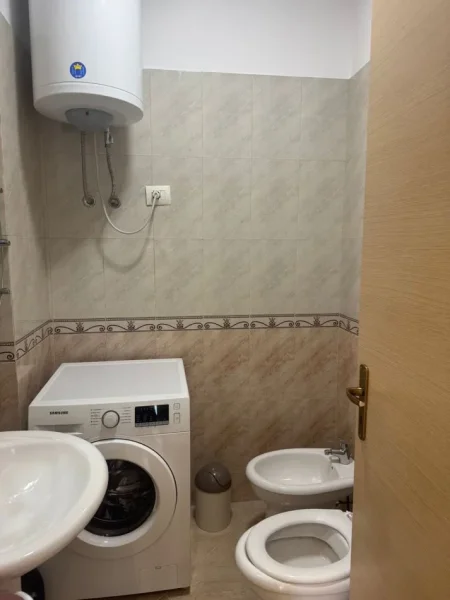 Tirane, jepet me qera apartament 2+1 Kati 5, 90 m² 650 € (rrga e dibres)