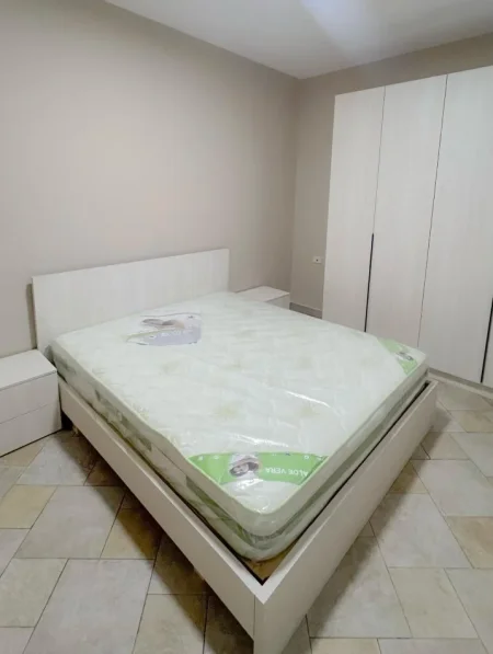 Tirane, jepet me qera apartament 1+1 Kati 15, 60 m² 550 € (Qender)
