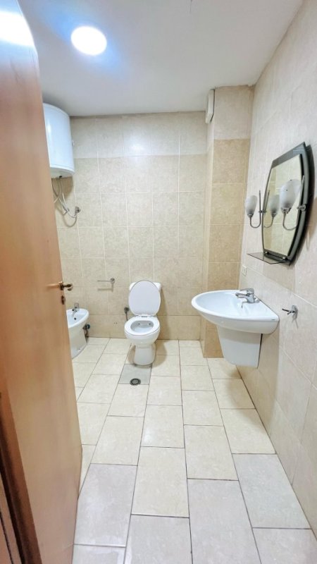 Tirane, jepet me qera apartament 1+1 Kati 15, 60 m² 550 € (Qender)
