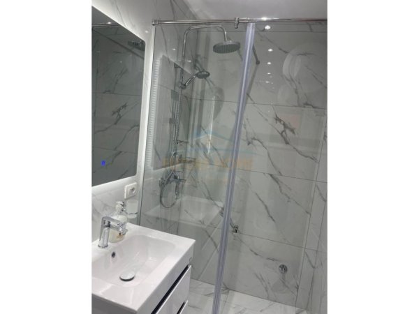 Tirane, jepet me qera apartament 1+1+Ballkon Kati 9, 90 m² 1.000 € (Rruga e Kosovareve)