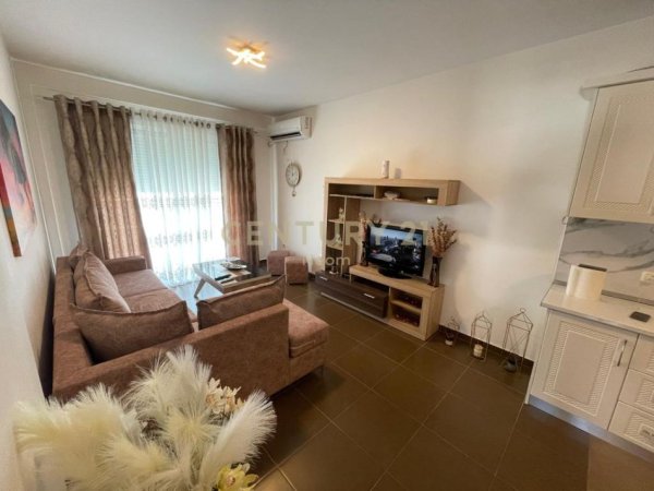 Tirane, jepet me qera apartament 2+1+Ballkon Kati 2, 95 m² 600 € (Neom117168)