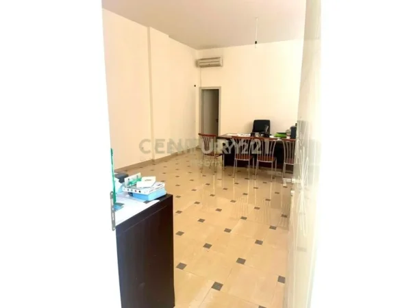 Tirane, jepet me qera ambjent biznesi Kati 0, 76 m² 400 € (Neom116706)