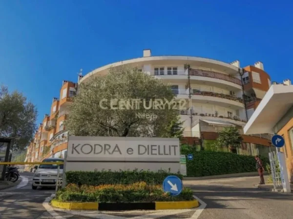 Tirane, jepet me qera ambjent biznesi Kati 0, 76 m² 400 € (Neom116706)