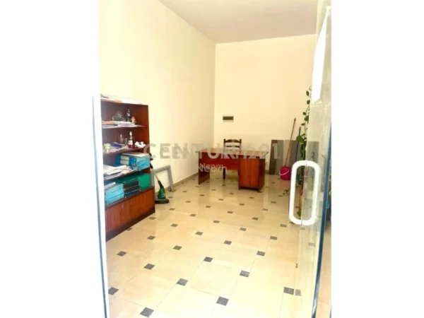 Tirane, jepet me qera ambjent biznesi Kati 0, 76 m² 400 € (Neom116706)