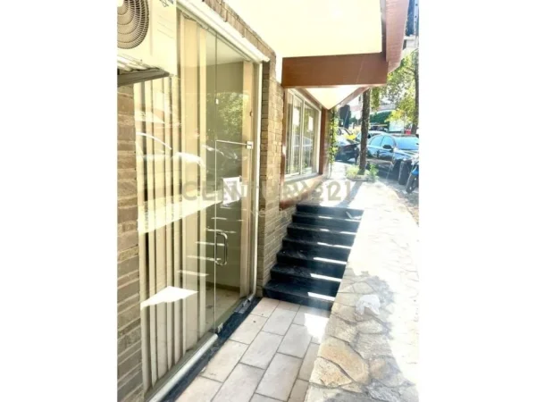 Tirane, jepet me qera ambjent biznesi Kati 0, 76 m² 400 € (Neom116706)
