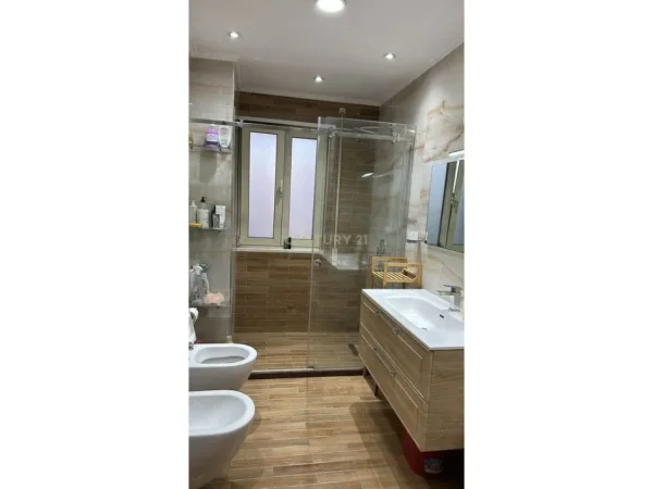 Tirane, jepet me qera apartament 2+1+Ballkon Kati 8, 130 m² 800 € (Don Bosko)