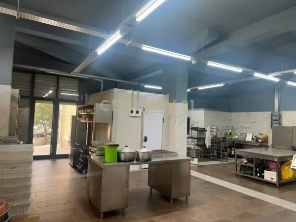 Tirane, shitet ambjent biznesi Kati 0, 258 m² 560.000 € (Neom116766)