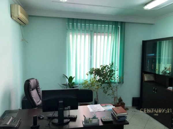 Tirane, jepet me qera zyre Kati 10, 40 m² 500 € (rruga e kavajes)