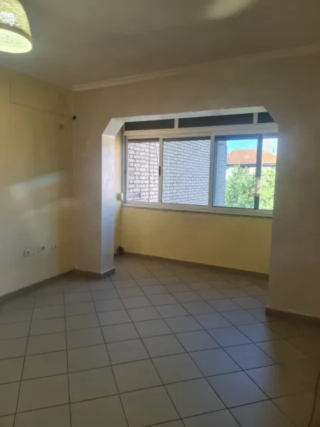 Tirane, shes 1+1+Ballkon Kati 3, 53 m² 110.000 € (Ali Demi)