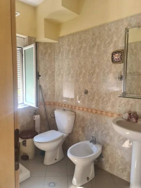 Tirane, shes 1+1+Ballkon Kati 3, 53 m² 110.000 € (Ali Demi)