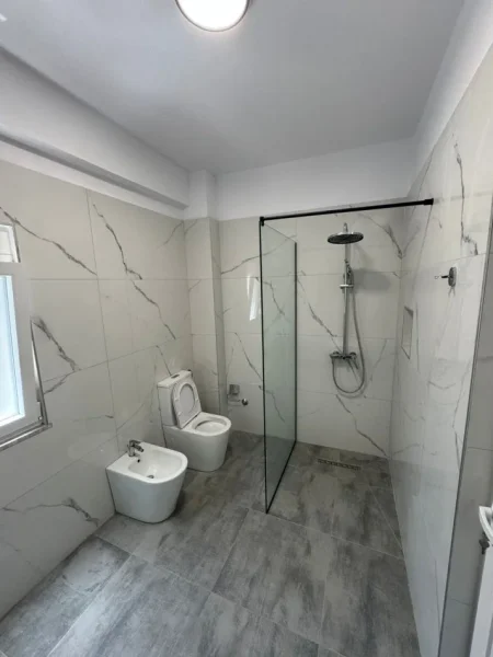 Tirane, jepet me qera apartament 1+1 Kati 2, 70 m² 400 € (Astir , prane Vila L)