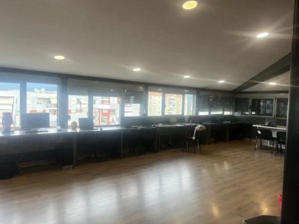 Tirane, jepet me qera zyre Kati 7, 250 m² 250.000 € (ish tregu elektrik)