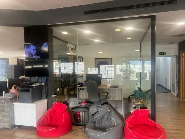 Tirane, jepet me qera zyre Kati 7, 250 m² 250.000 € (ish tregu elektrik)