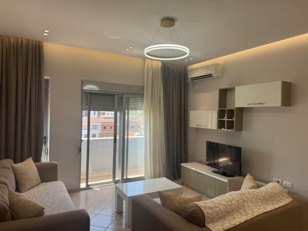Tirane, jepet me qera apartament 2+1+Ballkon Kati 5, 90 m² 660 € (Rruga Spiro Cipi)
