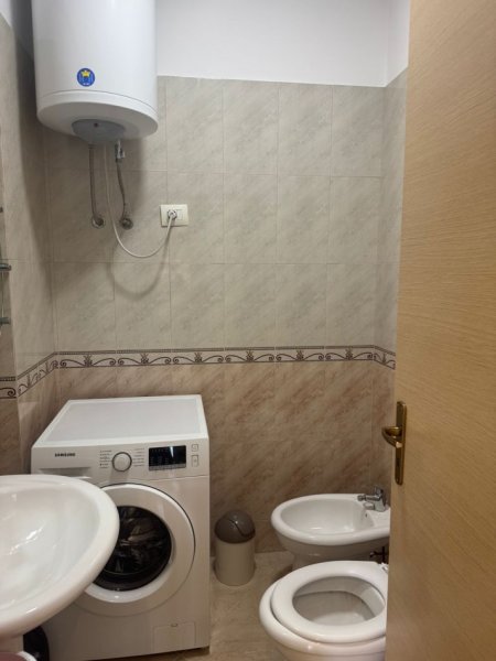 Tirane, jepet me qera apartament 2+1+Ballkon Kati 5, 90 m² 660 € (Rruga Spiro Cipi)