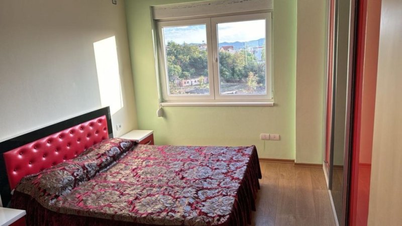 Tirane, jepet me qera apartament 2+1+Ballkon Kati 4, 104 m² 460 € (Rruga e Dajtit)