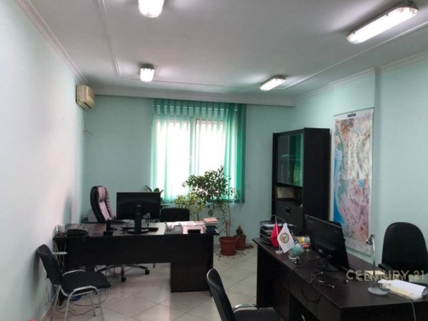Tirane, jepet me qera zyre Kati 10, 40 m² 500 € (TEK KISHA KATOLIKE, RR. KAVAJES.)