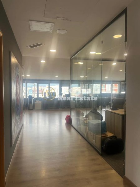 Tirane, jepet me qera ambjent biznesi Kati 7, 250 m² 2.500 € (Tregu Elektrik)