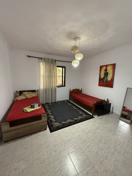 Tirane, jepet me qera vetem 1 dhome Kati 1, 250 €
