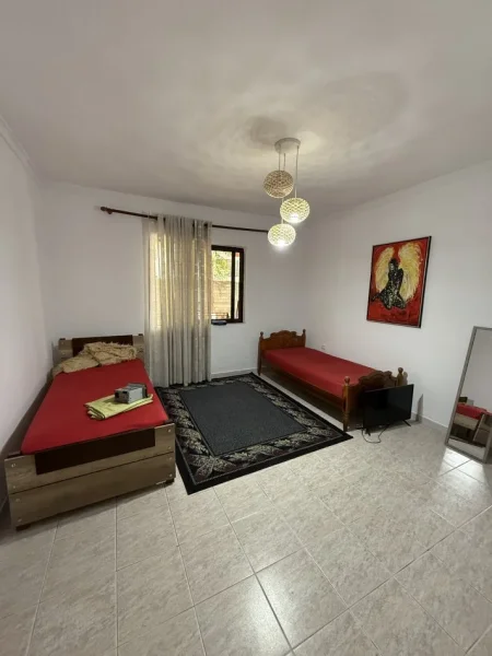Tirane, jepet me qera vetem 1 dhome Kati 1, 250 €