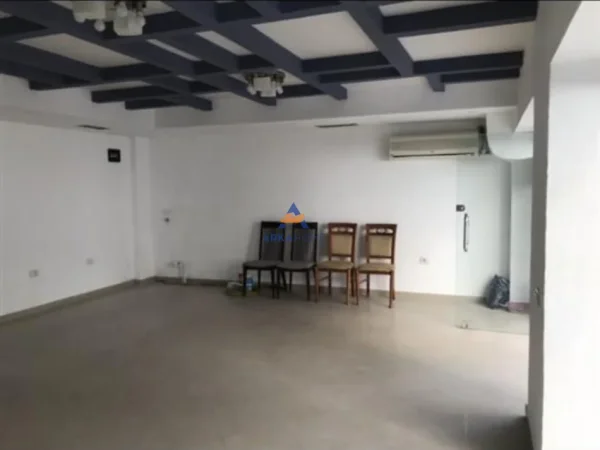 Shqiperi, jepet me qera ambjent biznesi Kati 0, 42 m² 450 € (TEK PROKURORIA E TIRANES)