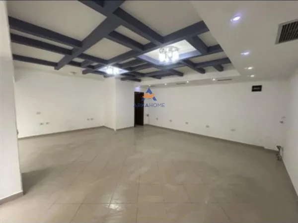 Shqiperi, jepet me qera ambjent biznesi Kati 0, 42 m² 450 € (TEK PROKURORIA E TIRANES)