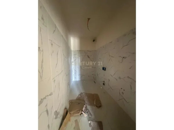 Tirane, shitet apartament 1+1 Kati 1, 91 m² 145.850 € (Porta Tirana e Re, Residence, ne zonen e Saukut te Vjeter)