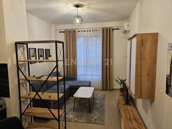 Tirane, jepet me qera apartament 1+1 Kati 5, 50 m² 500 € (Rr. Omer Nishani)