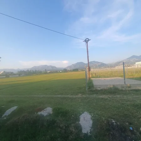 SHITET TOKE ME SIPERFAQE 20,000 M2 NE KAMEZ NE RRUGEN BESLIDHJA.