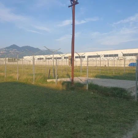 SHITET TOKE ME SIPERFAQE 20,000 M2 NE KAMEZ NE RRUGEN BESLIDHJA.