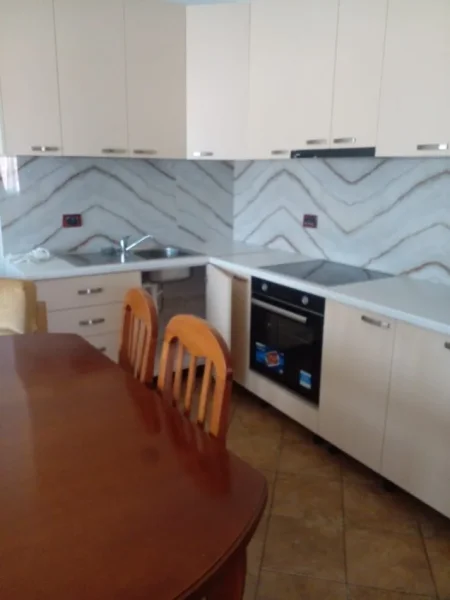 Tirane, jepet me qera apartament 2+1 Kati 3, 400 € 