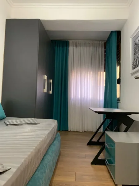 Tirane, jepet me qera apartament 3+1 Kati 3, 700 € 