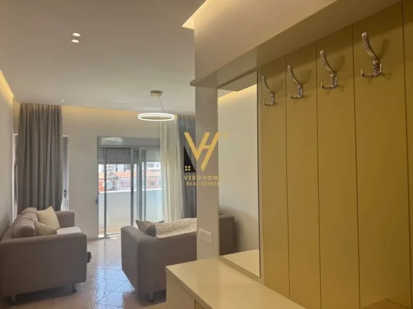 Tirane, jepet me qera apartament 2+1+Ballkon Kati 5, 90 m² 650 € (SHKOLLA E BASHKUAR)