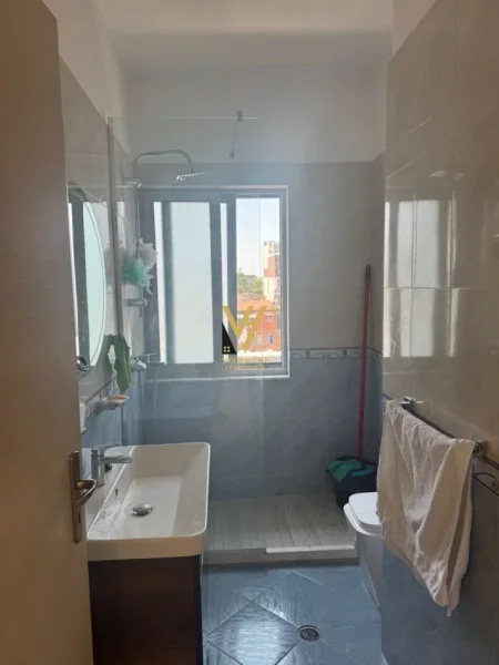 Tirane, jepet me qera apartament 2+1+Ballkon Kati 5, 90 m² 650 € (SHKOLLA E BASHKUAR)