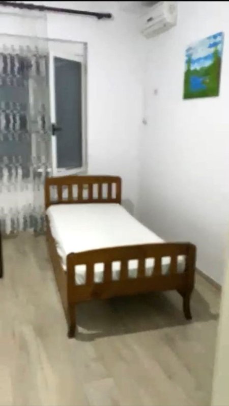 Tirane, jepet me qera Vile 3+1 Kati 2, 90 m² 550 € (Rruga Skender Shtylla)
