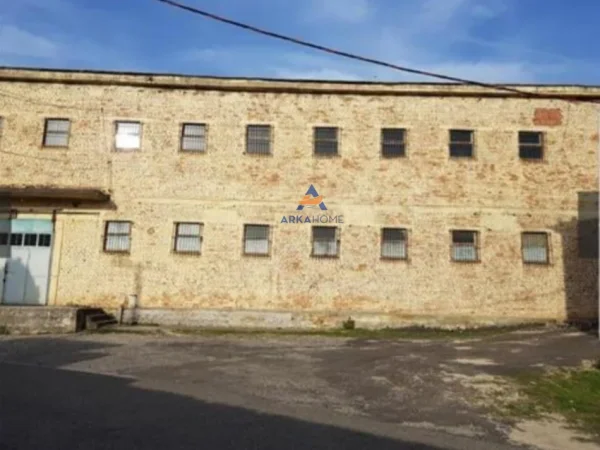 Tirane, jepet me qera magazine Kati 0, 600 m² 1.200 € (NE TUFINË)