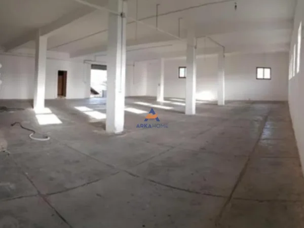 Tirane, jepet me qera magazine Kati 0, 600 m² 1.200 € (NE TUFINË)