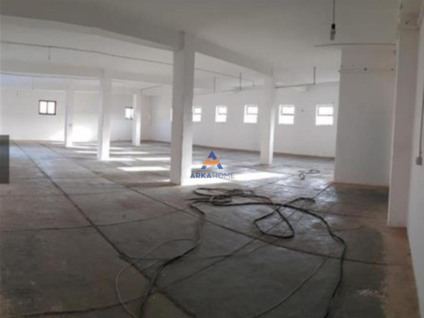 Tirane, jepet me qera magazine Kati 0, 600 m² 1.200 € (NE TUFINË)