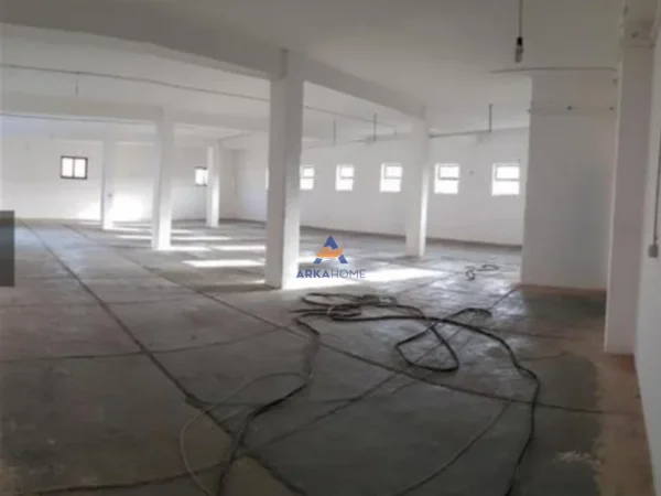 Tirane, jepet me qera magazine Kati 0, 600 m² 1.200 € (NE TUFINË)