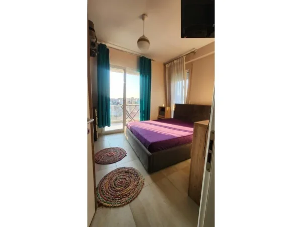 Tirane, shes apartament 1+1 Kati 5, 59 m² 88.500 € (ali demi)