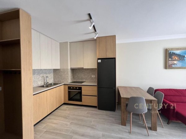 Tirane, jepet me qera apartament 1+1 Kati 5, 70 m² 450 € (Rruga 5 Maji)