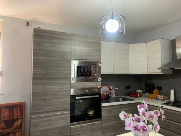 Tirane, jepet me qera apartament 2+1+BLK 100 m² 500 Euro (Blloku)