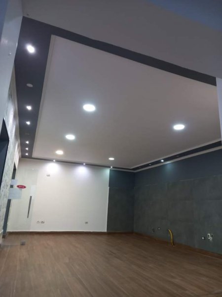 Tirane, jepet me qera dyqan Kati 1, 45 m² 50.000 Leke