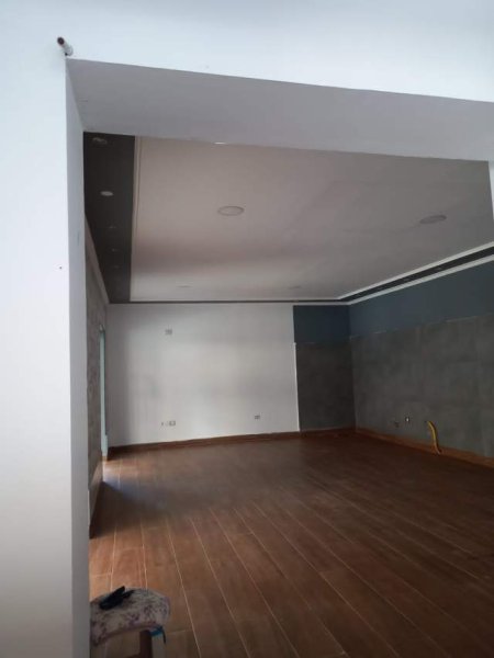 Tirane, jepet me qera dyqan Kati 1, 45 m² 50.000 Leke