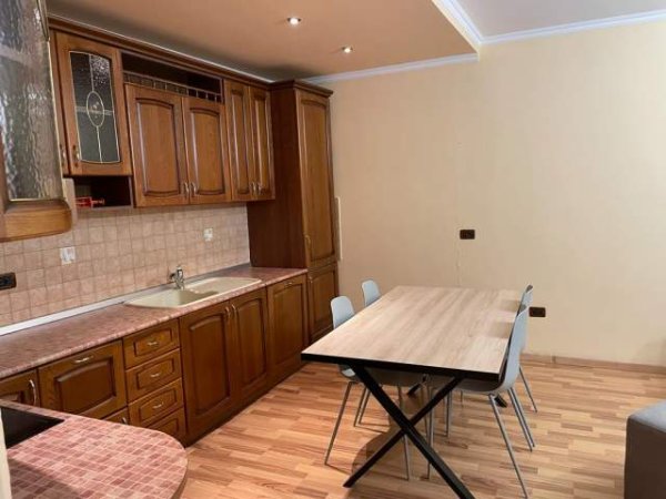Jepet me qera 1+1, 400 Euro! Sip, 70m2, kati 6, 1 banjo me dritare, ashensor, 1 ballkon, e sapo rikonstruktuar, shtruar me parket, e mobiluar, pamje n