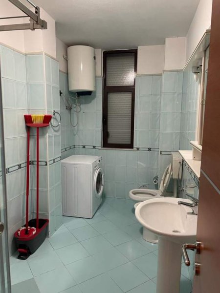 Jepet me qera 1+1, 400 Euro! Sip, 70m2, kati 6, 1 banjo me dritare, ashensor, 1 ballkon, e sapo rikonstruktuar, shtruar me parket, e mobiluar, pamje n