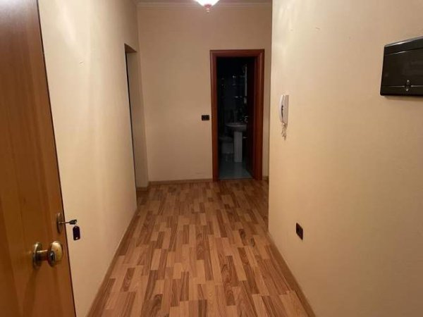 Jepet me qera 1+1, 400 Euro! Sip, 70m2, kati 6, 1 banjo me dritare, ashensor, 1 ballkon, e sapo rikonstruktuar, shtruar me parket, e mobiluar, pamje n