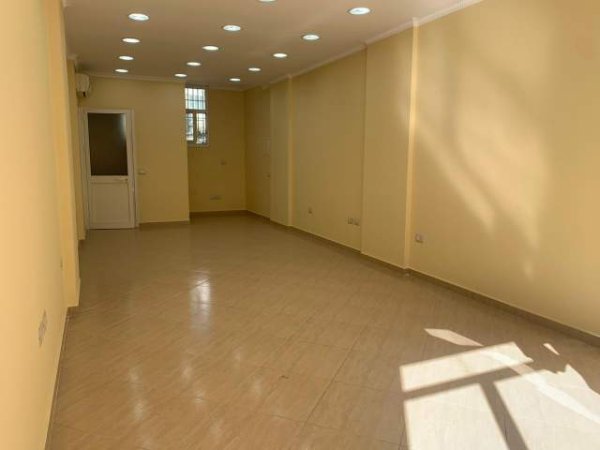 Tirane, shitet dyqan Kati 0, 42 m² 115.290 Euro (Vasil Shanto, prane Kesh-it)